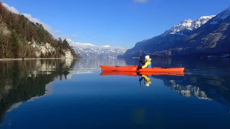 Interlaken : Excursion hivernale en kayak en petit groupe sur le lac de Brienz