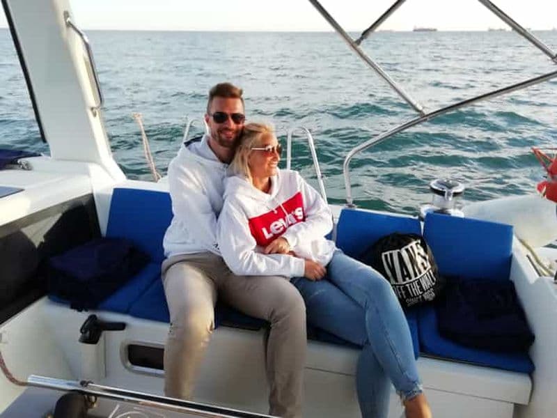 Barcelone : 2 heures d'excursion en bateau à voile avec collations et boissons