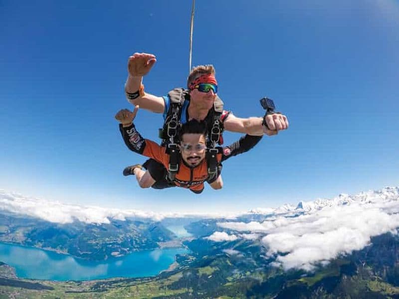 Depuis Zurich : Saut en parachute et vol panoramique à Interlaken
