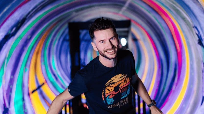 Expérience de réalité virtuelle « Cracovie dans l'objectif », labyrinthe de verre et tunnel vortex