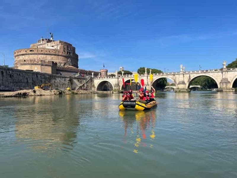 Coucher de soleil à Rome : Rafting doux et apéritif sur le Tibre.
