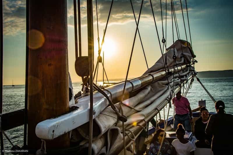 Marseille: Coucher de Soleil en Voilier, Buffet et Vin