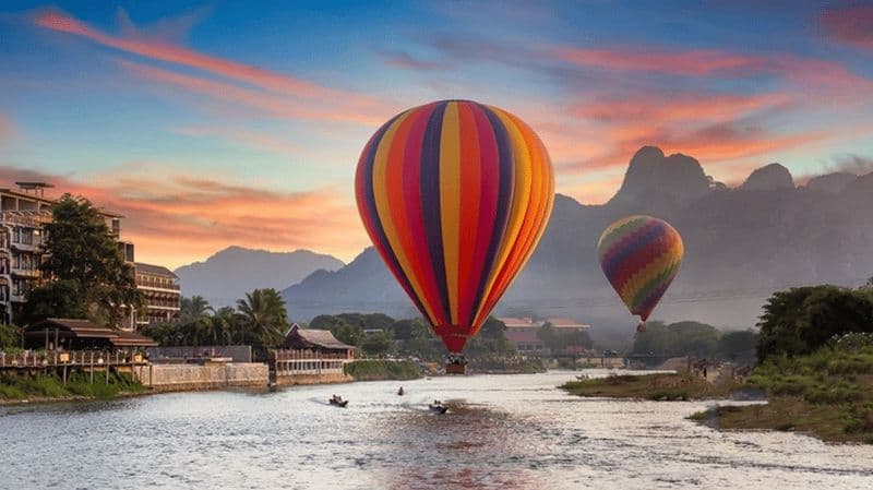 Billet Vang Vieng : tour en bateau à longue queue et vol en montgolfière