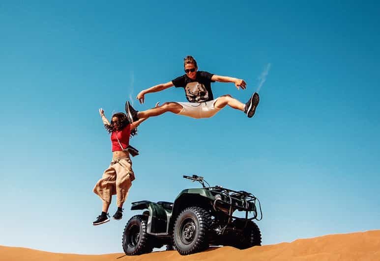 Dubaï : Les Dunes Rouges en Quad avec Sandboarding, Chameaux et BBQ