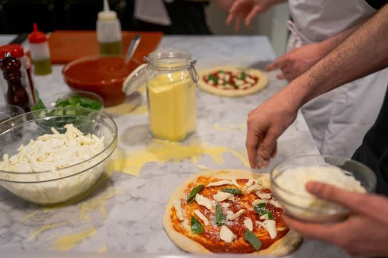 Billet Milan : cours de préparation de pâtes ou de pizzas et de glaces avec vin