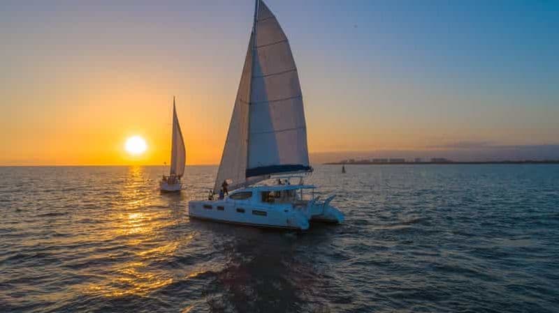 Billet Puerto Vallarta : Excursion à la voile de luxe dans la baie de Banderas au coucher du soleil