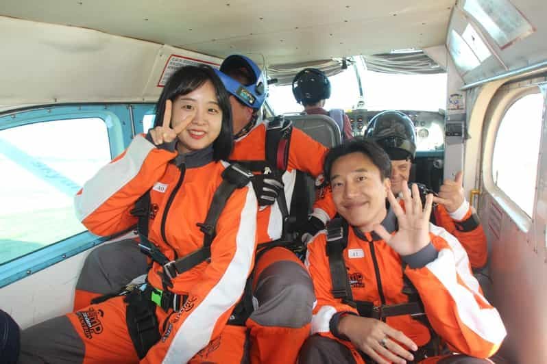 Billet Prague : Saut en parachute en tandem à 14 000 pieds au-dessus de Prague avec transferts