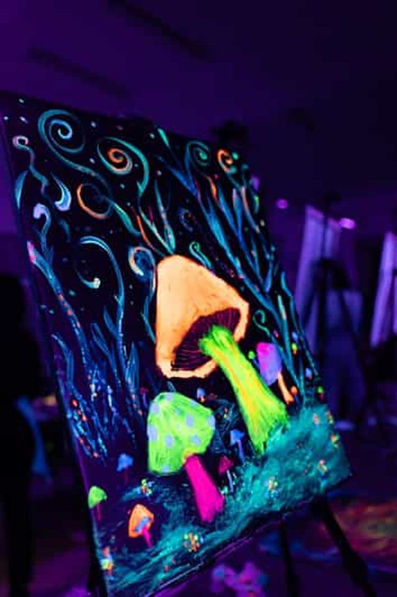 Neon Paint – Peinture et vin dans l'obscurité à Gdańsk !