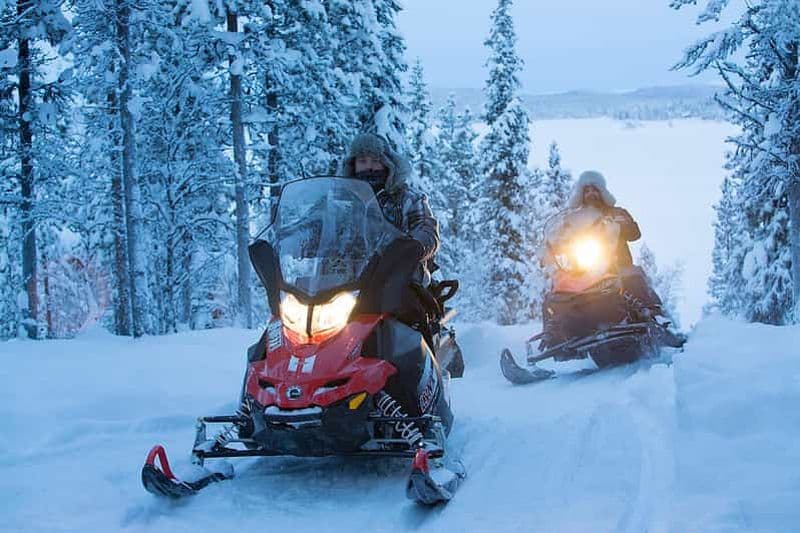 Kiruna : excursion en motoneige pour observer les aurores boréales avec transfert