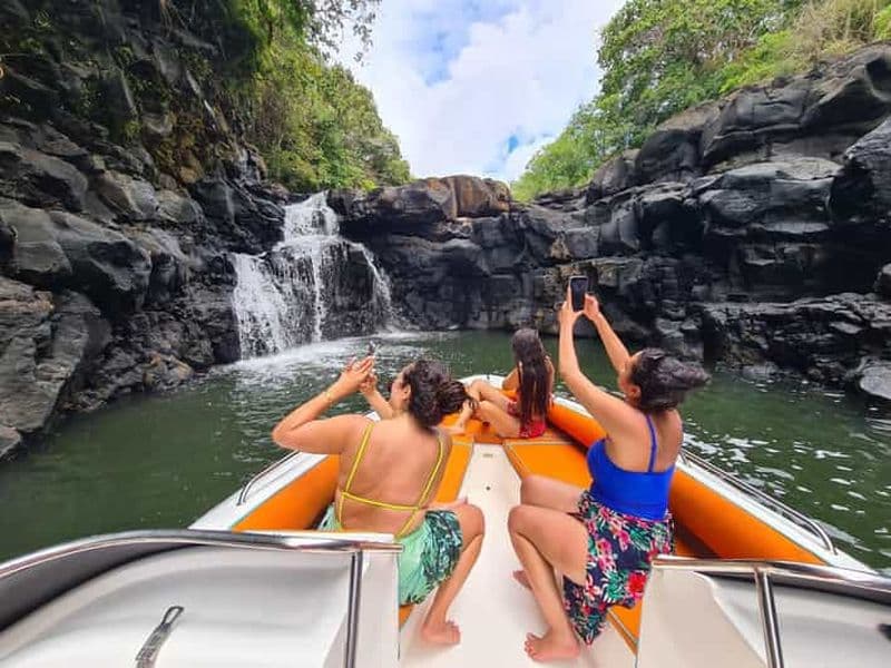 Visite privée d'une jounée en bateau à moteur - Blue Bay à l'Ile Aux Cerfs