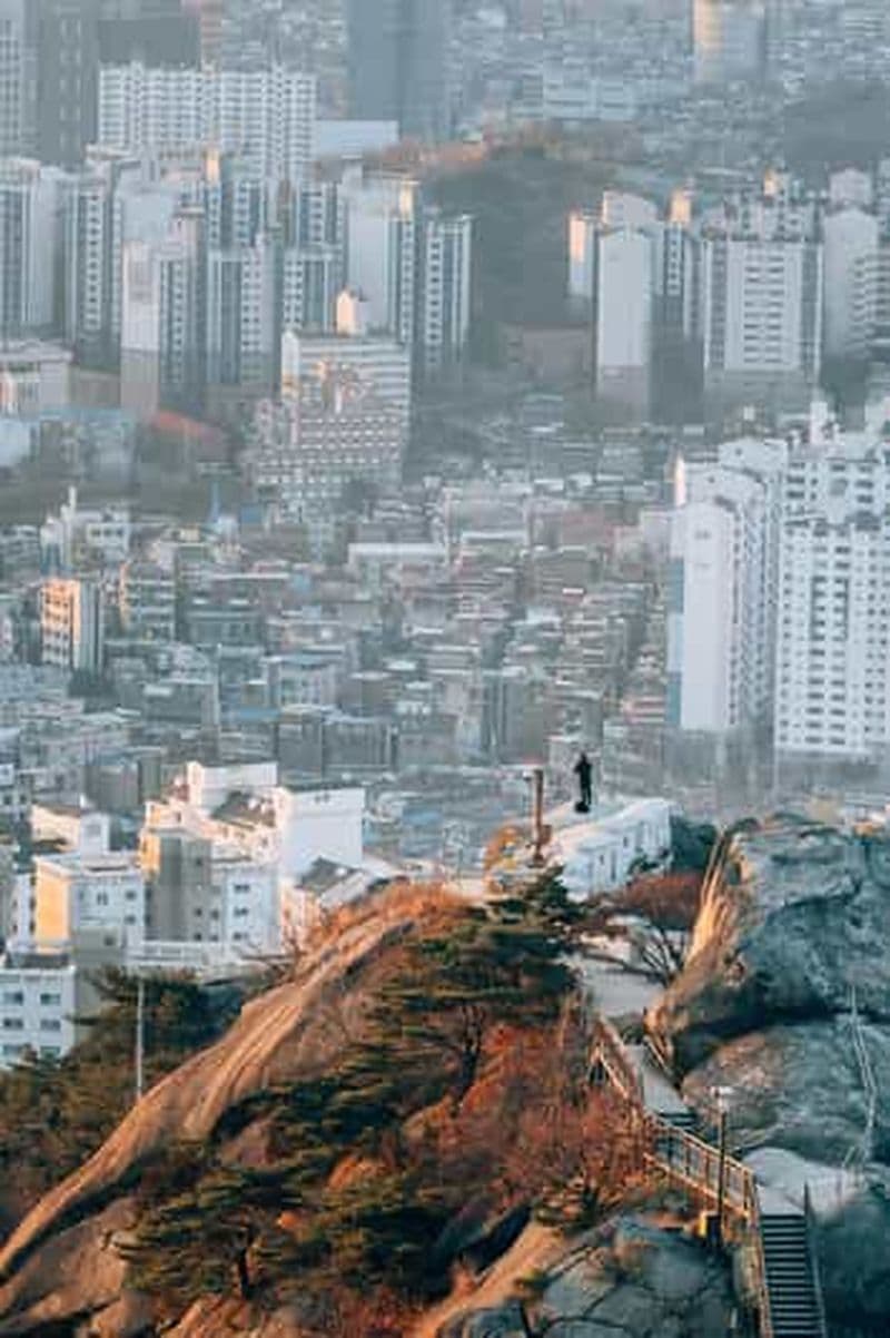 Séoul : randonnée nocturne à la forteresse et collation au marché