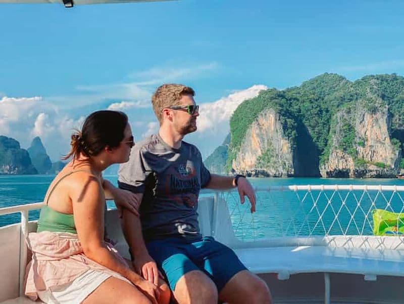 Excursion d'une journée dans la baie de Phang Nga et canoë-kayak sur un grand bateau (non bondé)