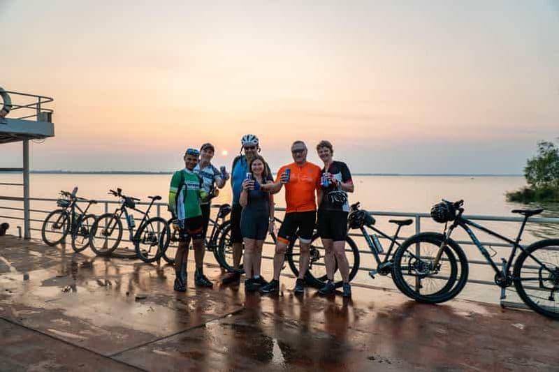Phnom Penh : île de la soie à vélo au coucher du soleil