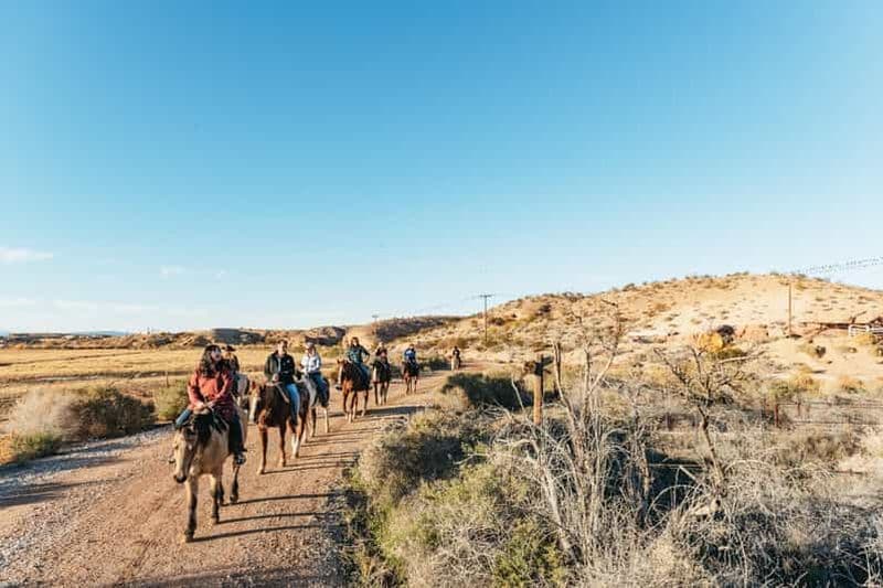 Au départ de Las Vegas : Randonnée à cheval au coucher du soleil dans le désert avec dîner barbecue
