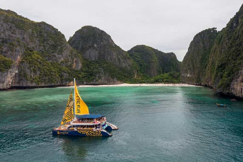 Krabi : Croisière de luxe au coucher du soleil sur l'île de Phi Phi par Meka Catamaran