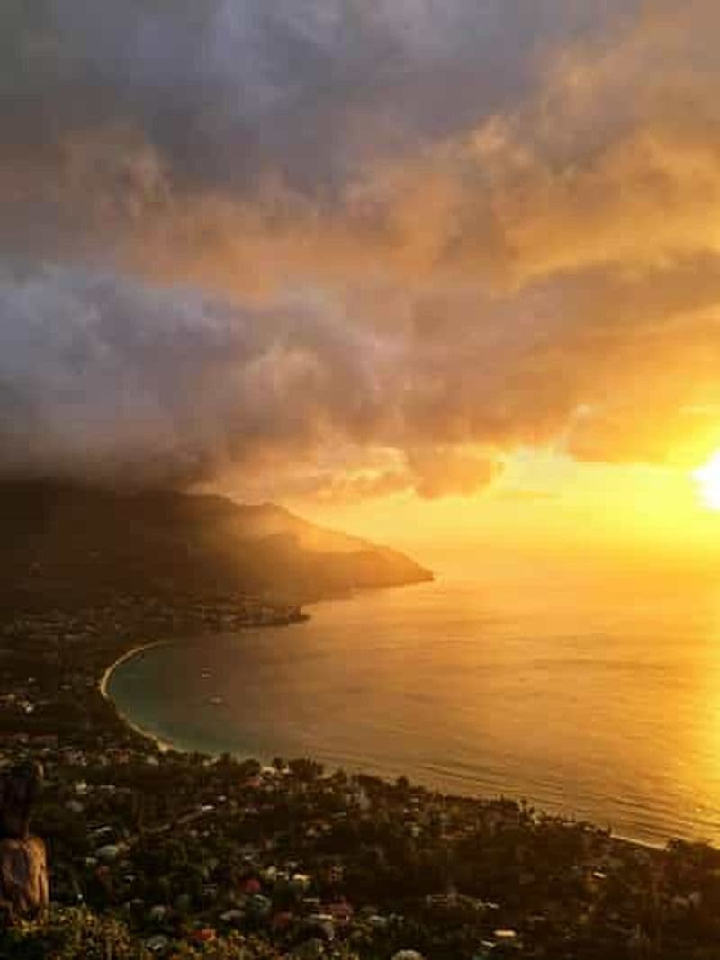 Explorateur de couchers de soleil ! Randonnée dans les montagnes des Seychelles