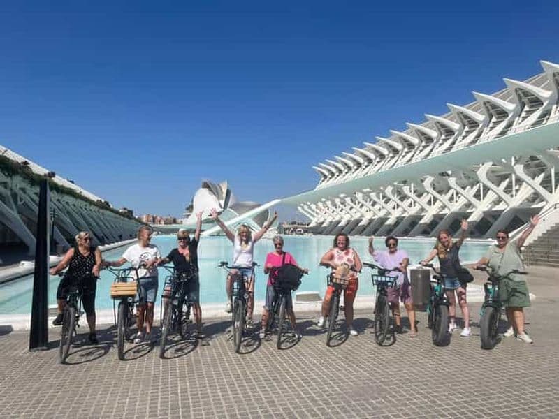 Valence en un seul coup d'œil : plages, vieille ville et arts urbains en vélo électrique.