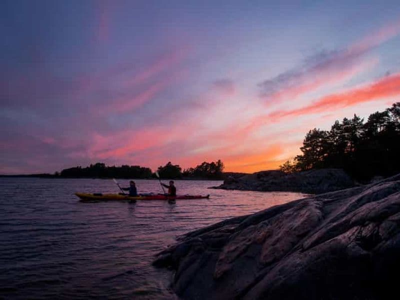 Helsinki : Excursion en kayak au soleil de minuit avec feu de camp