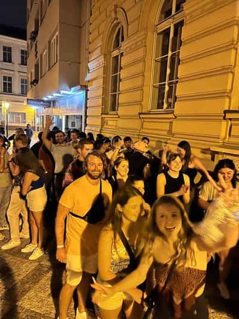 Prague : Tournée des bars avec shots et entrée à une boîte de nuit sur les toits