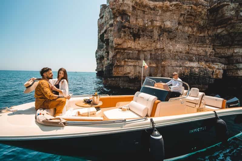 Monopoli : Visite touristique privée en bateau à moteur avec champagne