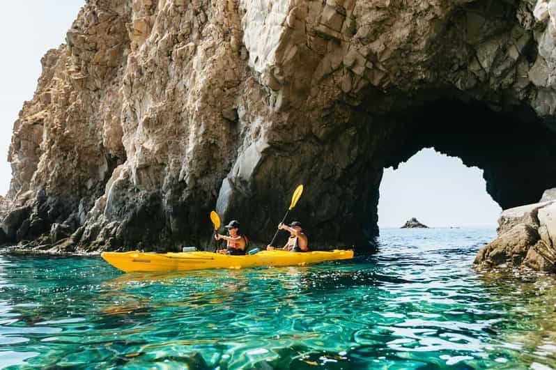 Billet Milos : Excursion en kayak sur les plages de Tsigrado et Gerakas