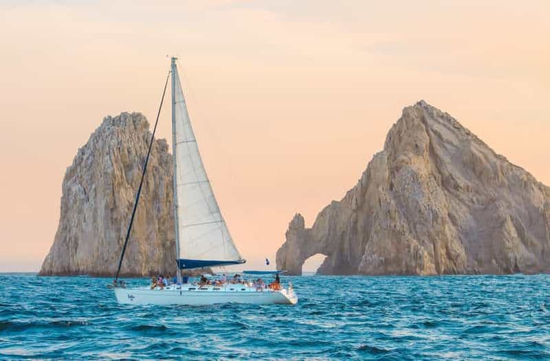 Cabo Luxury Sunset Sailing Adventure with Open Bar (Aventure de voile au coucher du soleil à Cabo avec Open Bar)