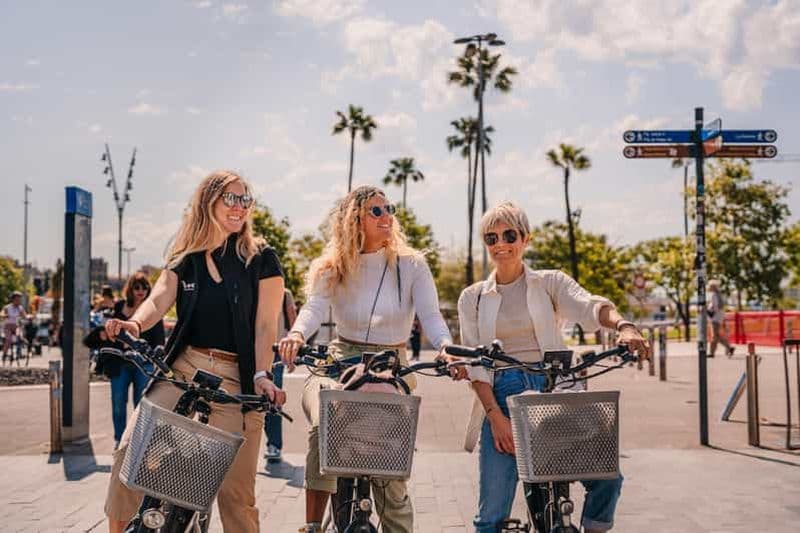 Barcelone : Tour en vélo électrique avec téléphérique de Montjuic et tour en bateau