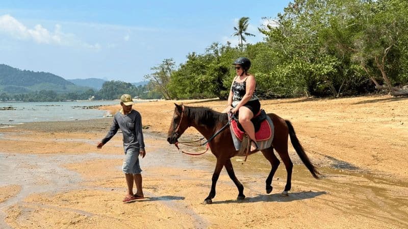 Province de Krabi : visite de la ville avec 1 heure de promenade à cheval sur la plage