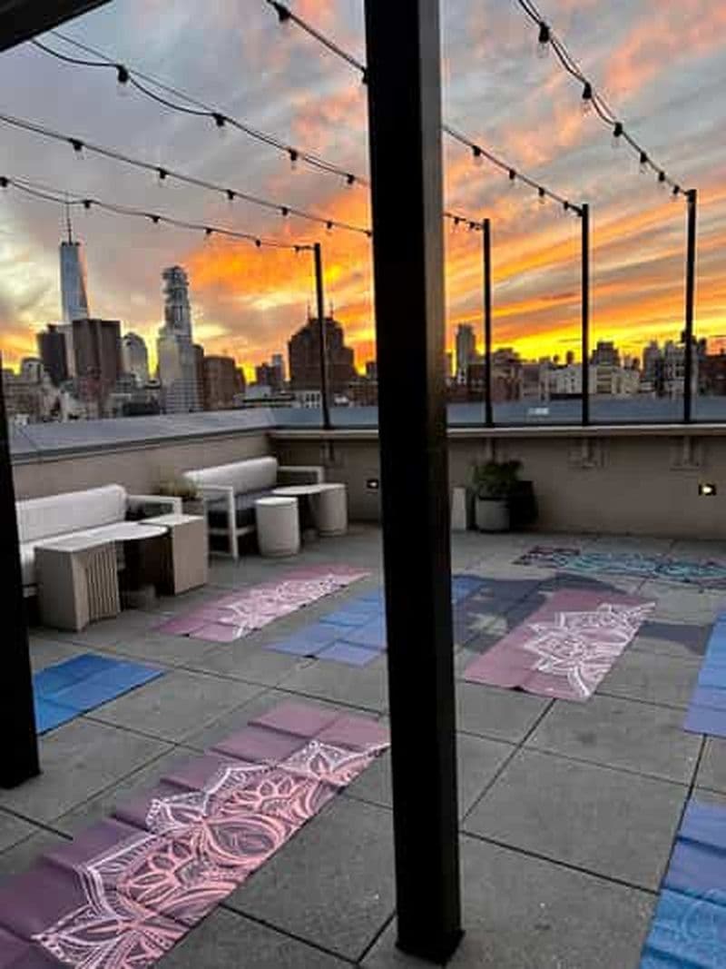 NYC : Cours de yoga sur le toit de SoHo avec une boisson incluse