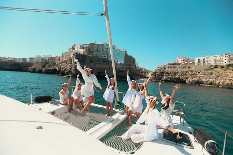 Billet Polignano : croisière en catamaran avec apéritif et collation