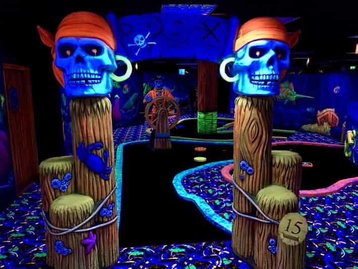 Billet La Haye : Glowgolf Minigolf intérieur phosphorescent