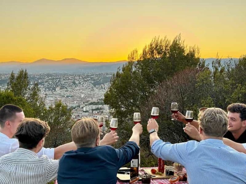 Nice : coucher de soleil et dégustation de vins en Defender avec vue panoramique