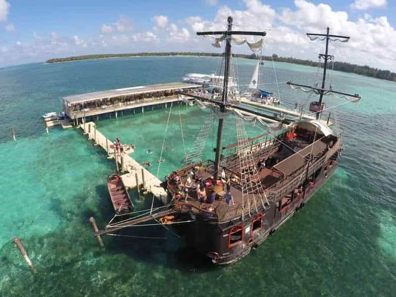 Billet Punta Cana : Bateau pirate et plongée avec masque et tuba en compagnie de requins