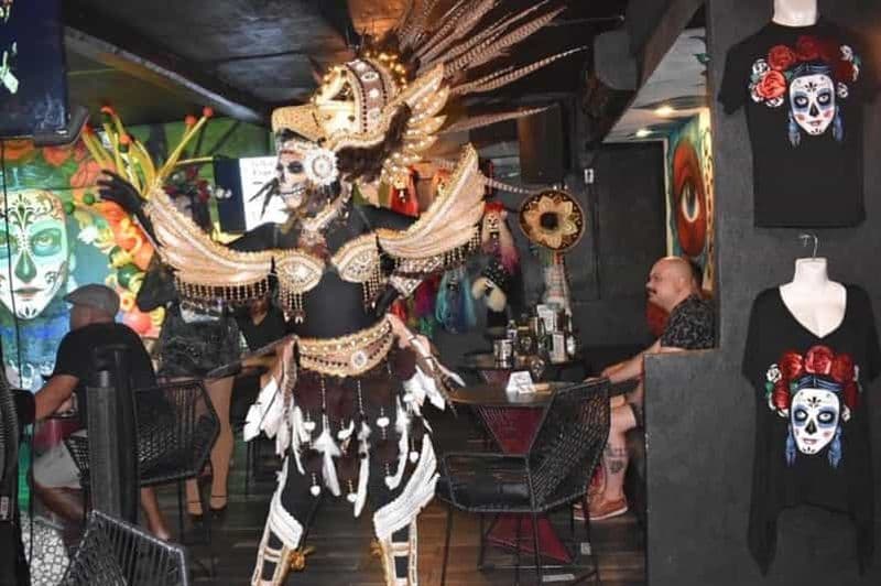 Billet Puerto Vallarta : spectacle de cabaret avec cocktails et costumes