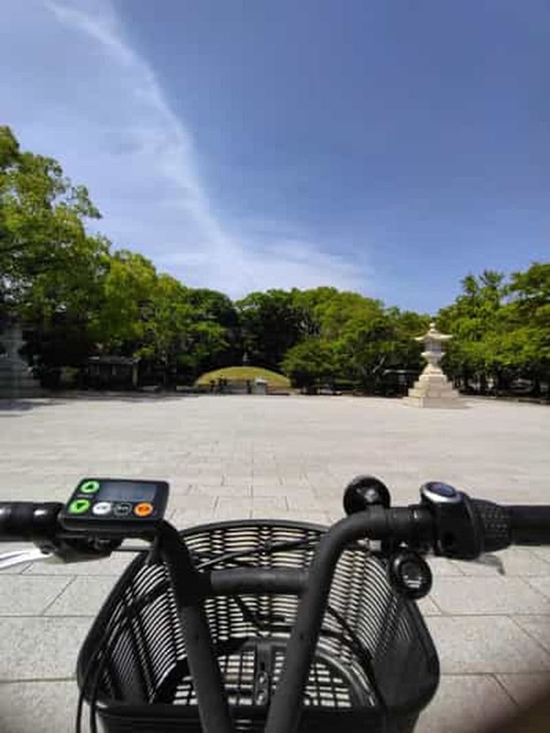 Hiroshima : parc de la Paix, château et temple Mitaki en vélo électrique