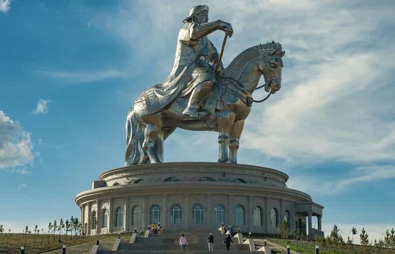 Depuis UB : visite d'une journée à la statue de Chinggis Khaan et au parc national de Terelj.