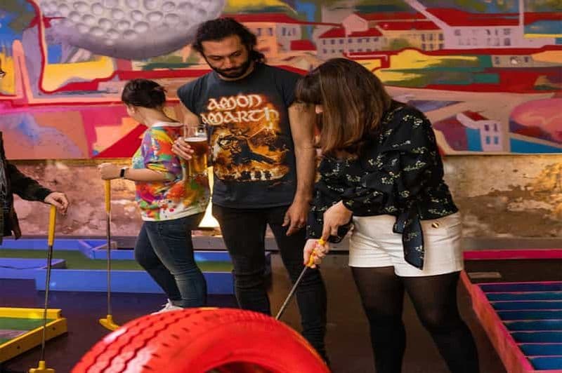 Billet Lisbonne : billet pour un minigolf intérieur de 18 trous avec espace bar