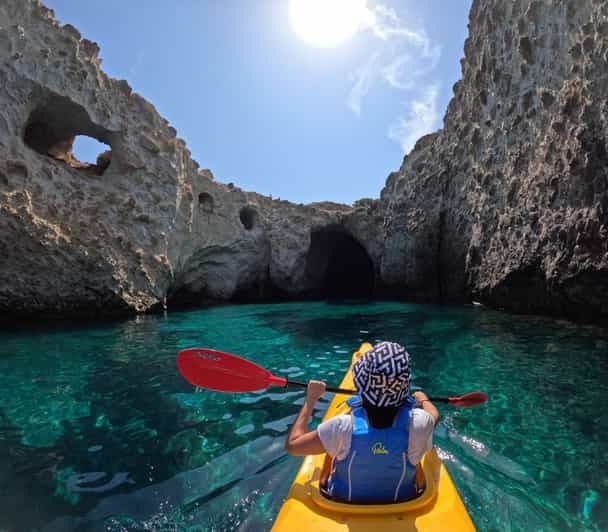 Visites d'une demi-journée en kayak semi-privé à Milos