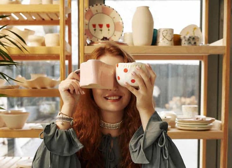 Varsovie : atelier de poterie sur tour de potier avec moniteur