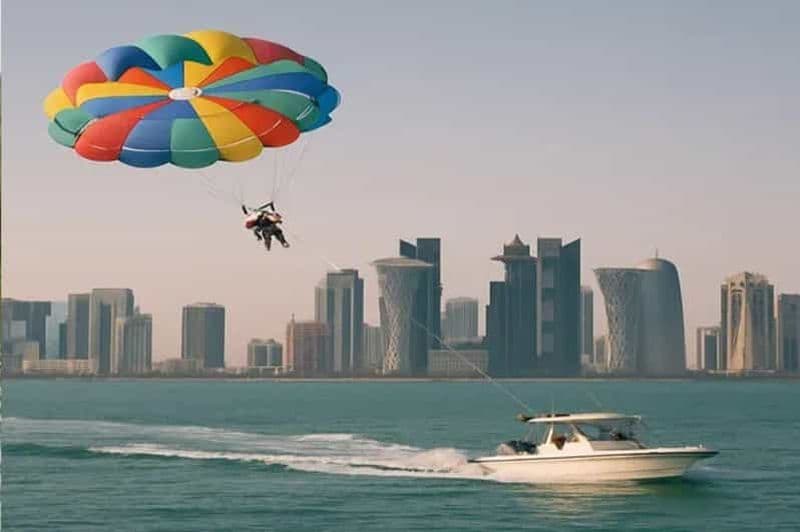 Parachute ascensionnel guidé avec vue sur la côte du Qatar