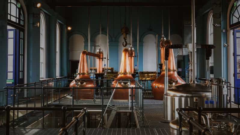 Visite de la Chaussée des Géants et de la distillerie de whisky Titanic à Belfast