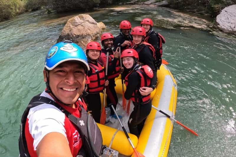 Depuis Valence : aventure de rafting à Montanejos et piscines naturelles