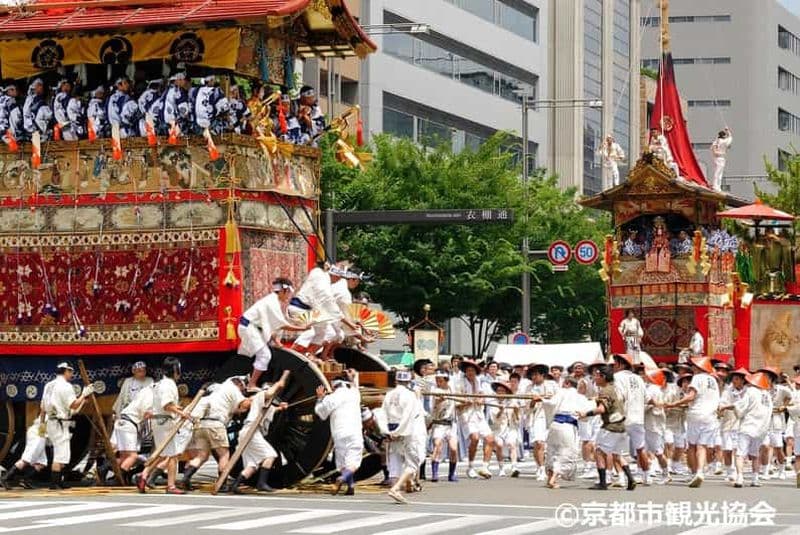 Au départ de Kyoto : visite en bus du festival de Gion et déjeuner-croisière commentée au lac Biwa