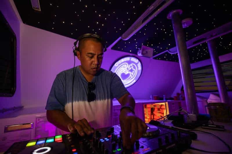 Billet Oahu : Premium Waikiki Sunset Party Cruise avec DJ en direct