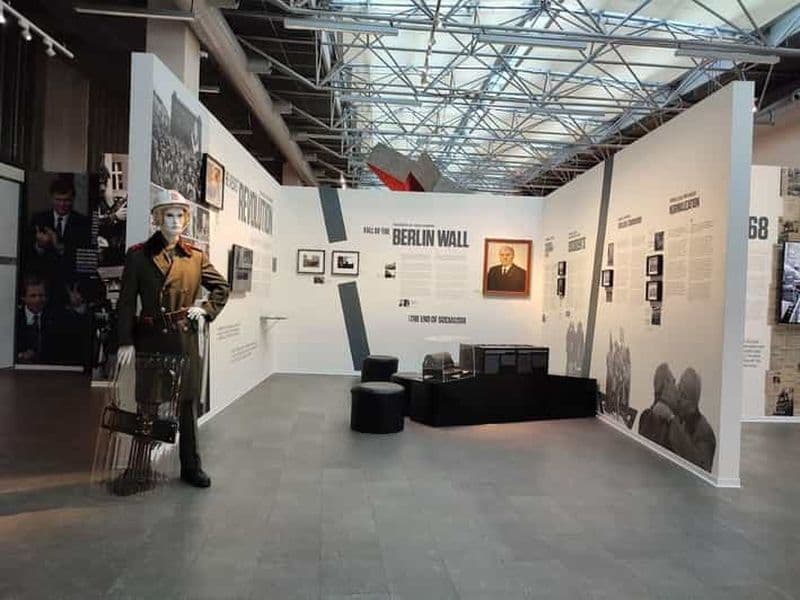 Prague : billet pour le musée du communisme et visite à pied de la ville InApp