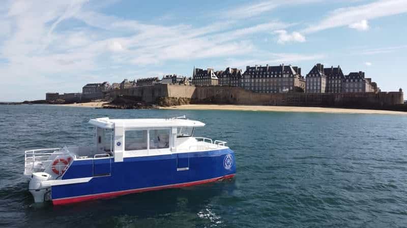 Saint-Malo : visite en petit groupe en bateau avec un local