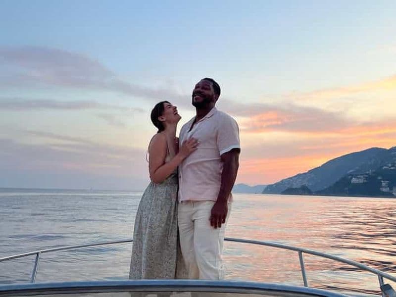 Côte amalfitaine : Croisière romantique au coucher du soleil avec musique et cocktails