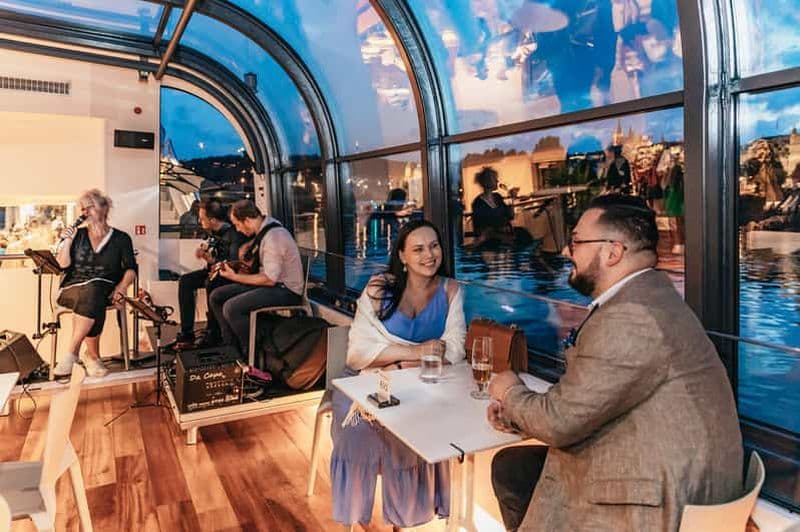 Prague : Dîner-croisière touristique sur un bateau en verre à toit ouvert