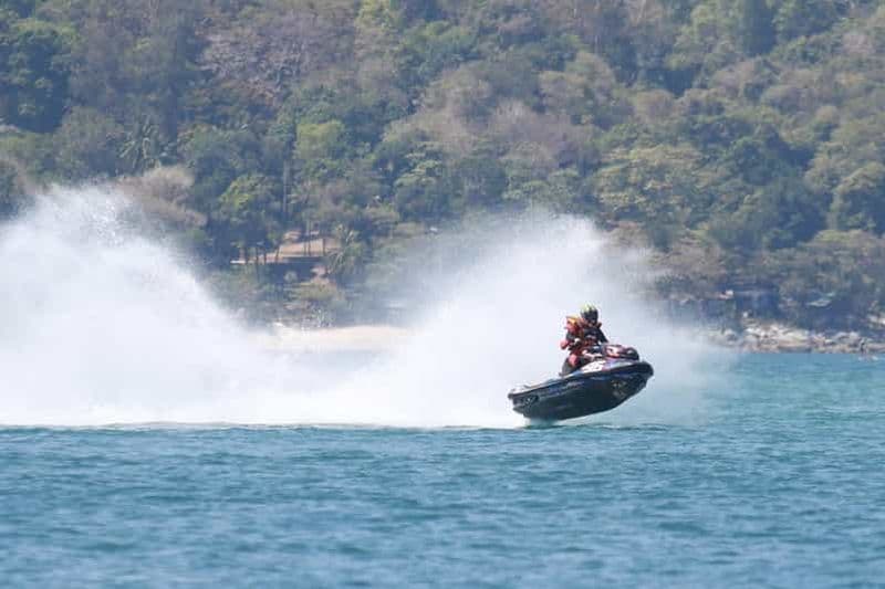 Billet Plage de Patong : Amusez-vous en jet ski à la plage de Patong.