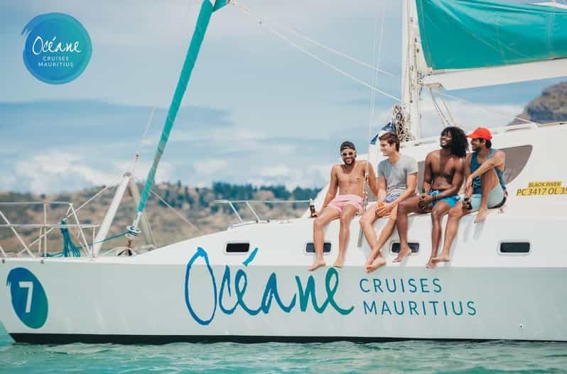 Île aux Bénitiers : croisière d'une journée en catamaran partagé et déjeuner